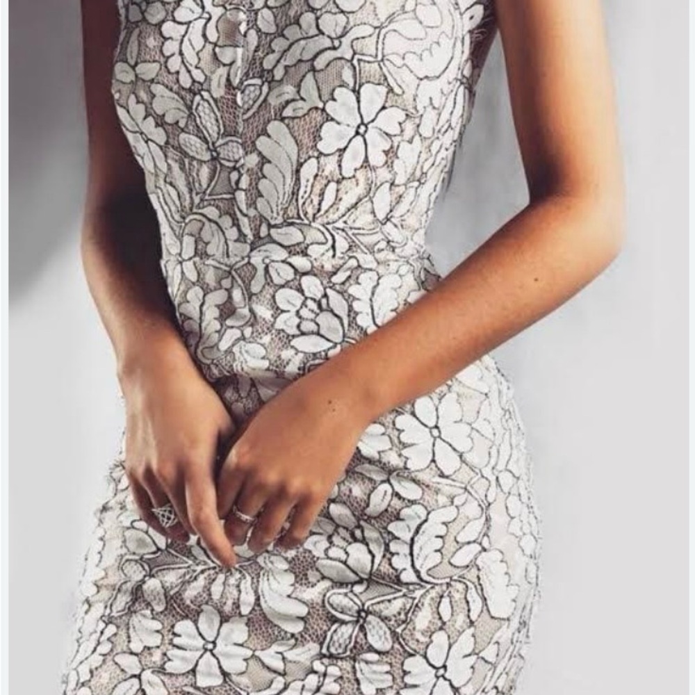 Aakaa Women’s Elegant Floral Lace Tan and Cream  Backless Dress size Small